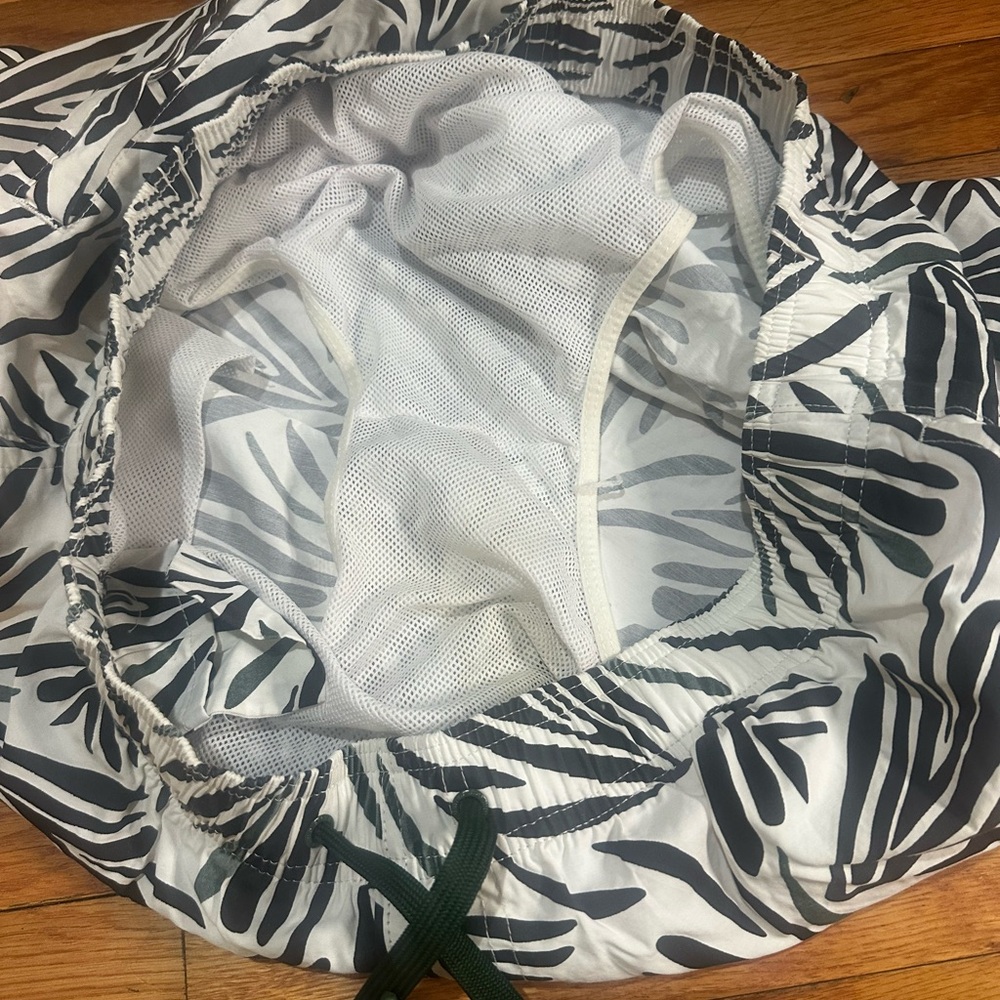Pull & Bear Leaf Printed Swim Shorts White Black Tropical Large - Picture 8 of 8